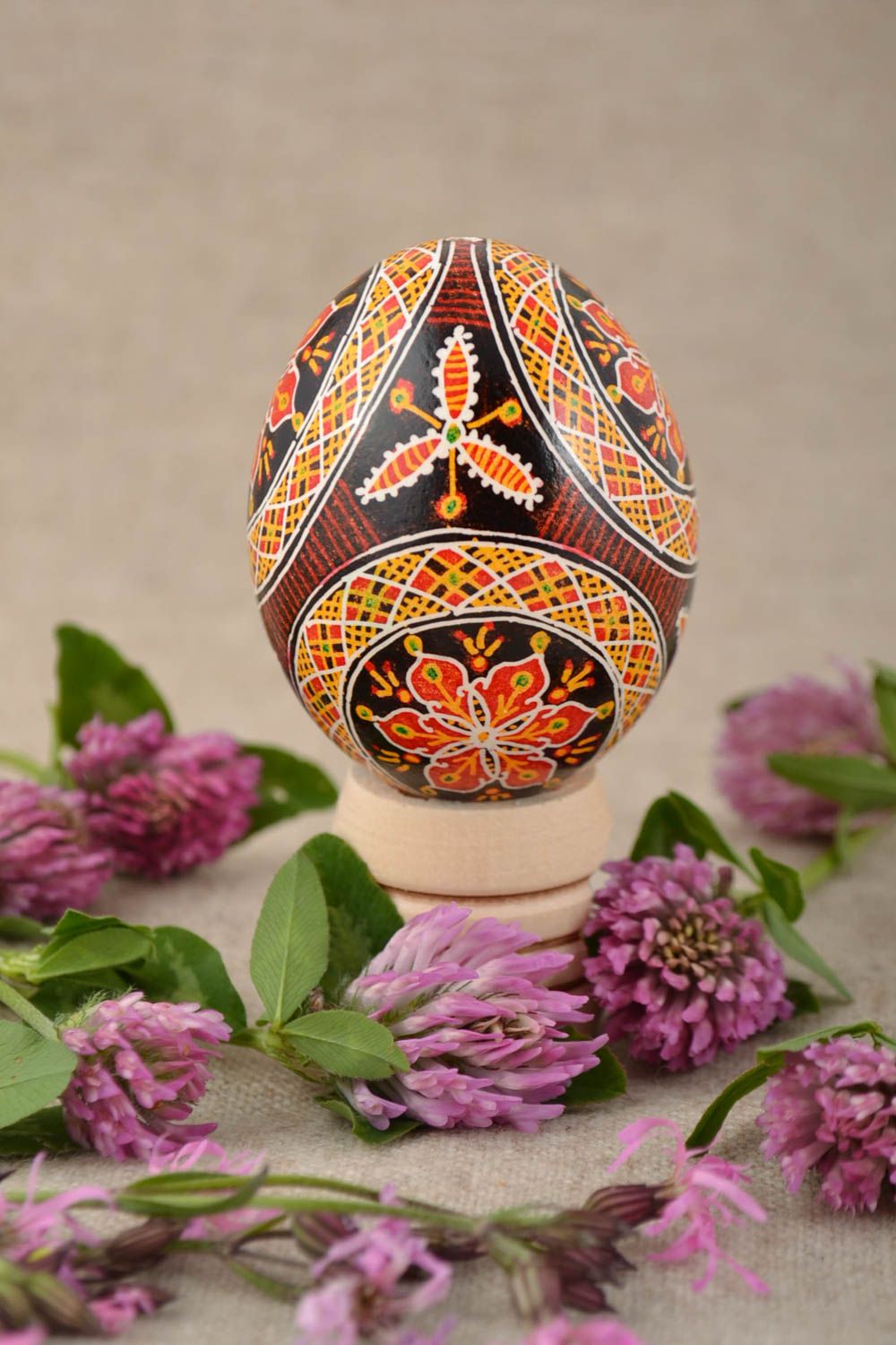 Huevo de Pascua hecho a mano pintado con acrílicos con ornamento rico foto 1