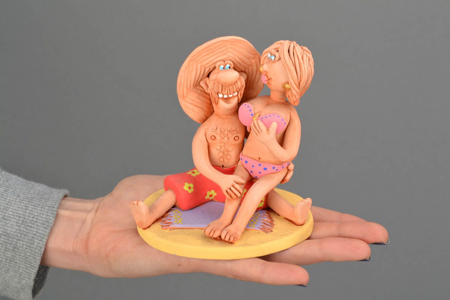 Figurine céramique Couple d'amoureux sur sable faite main photo 2