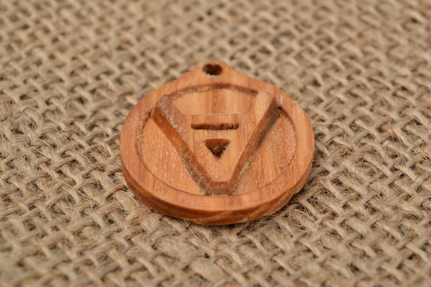 Pendentif en bois fait main original rond amulette de style ethnique unisexe photo 1
