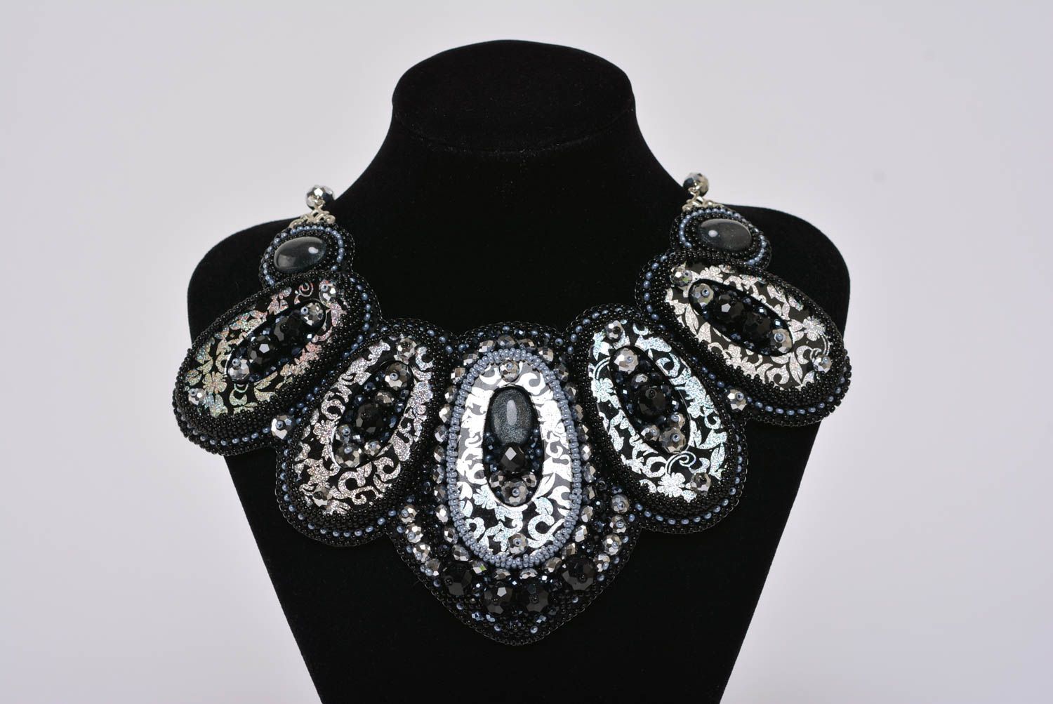 Ожерелье из бисера и бусин ручной работы массивное вечернее черное с белым фото 2