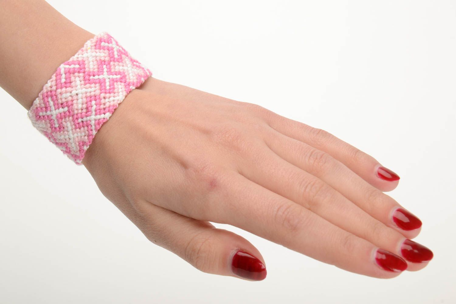 Bracelet fait main tressé en fils moulinés rose blanc large original accessoire photo 5