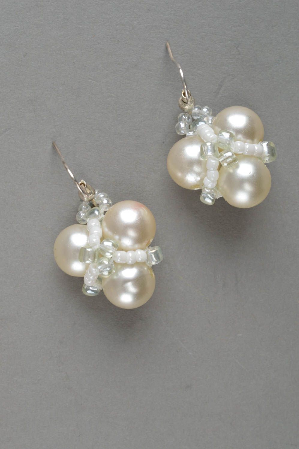Boucles d'oreilles en fausses perles blanches faites main pendantes originales photo 2
