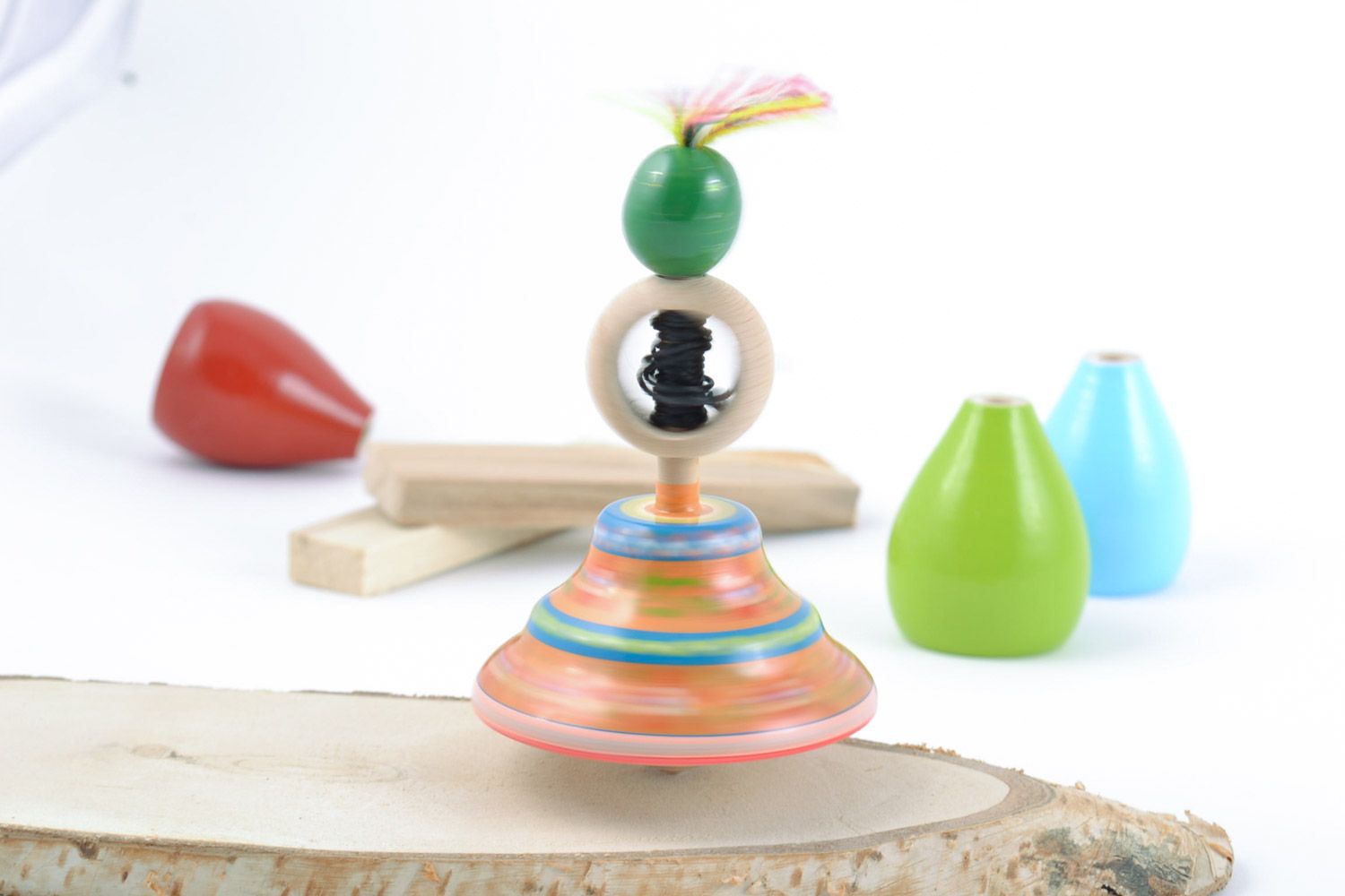 Petit jouet toupie fait main en bois naturel peint de couleurs pour enfant photo 1