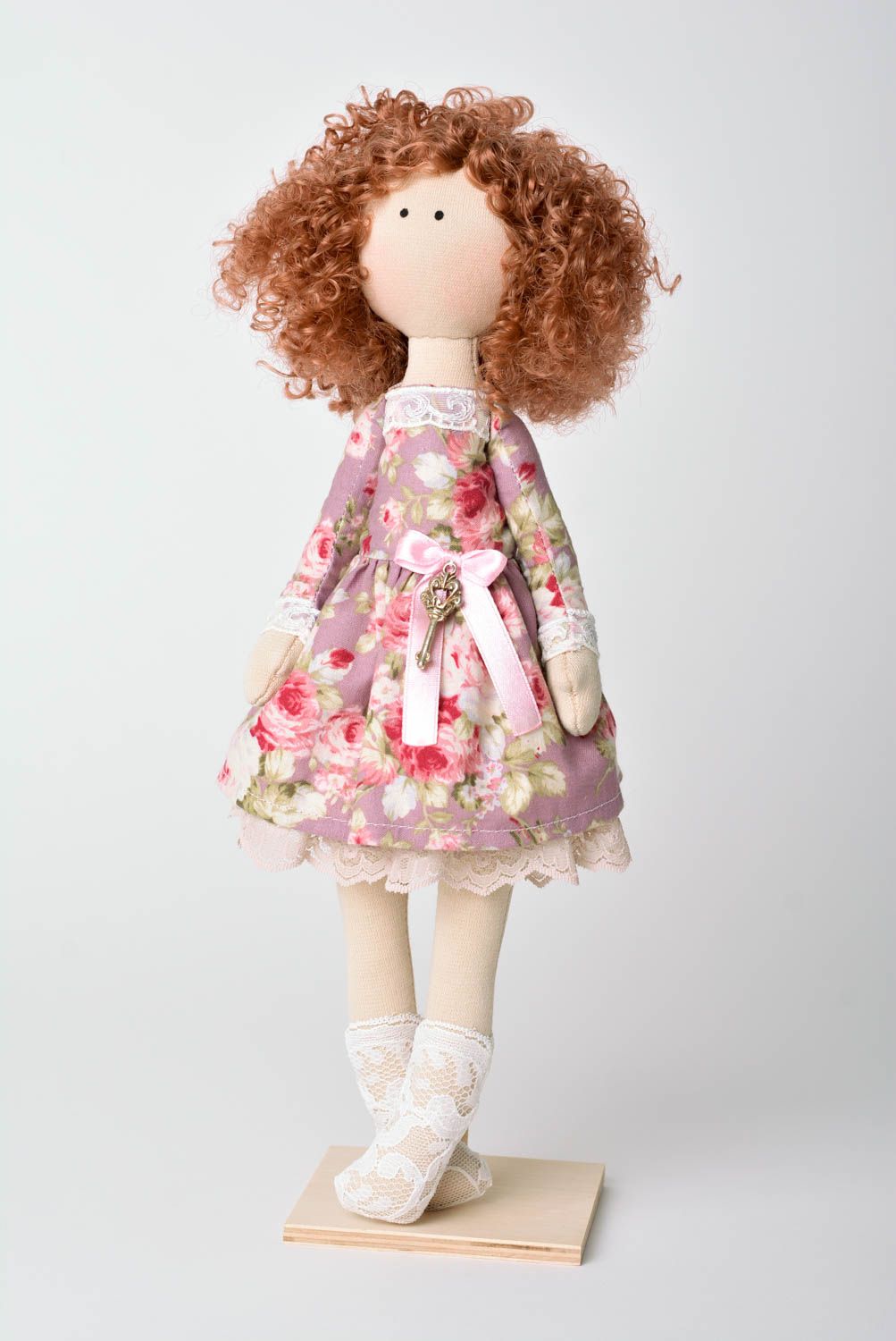 Кукла ручной работы кукла из ткани авторская кукла на подставке из дерева фото 1