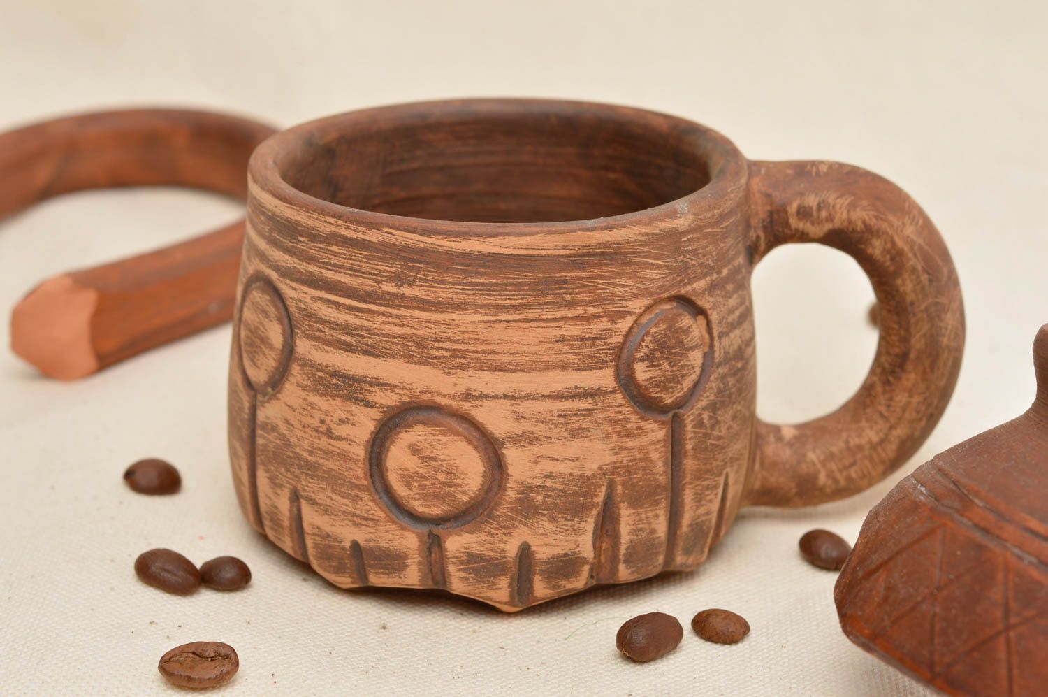 Tasse en terre cuite avec ornements faite main marron large à café et thé photo 1