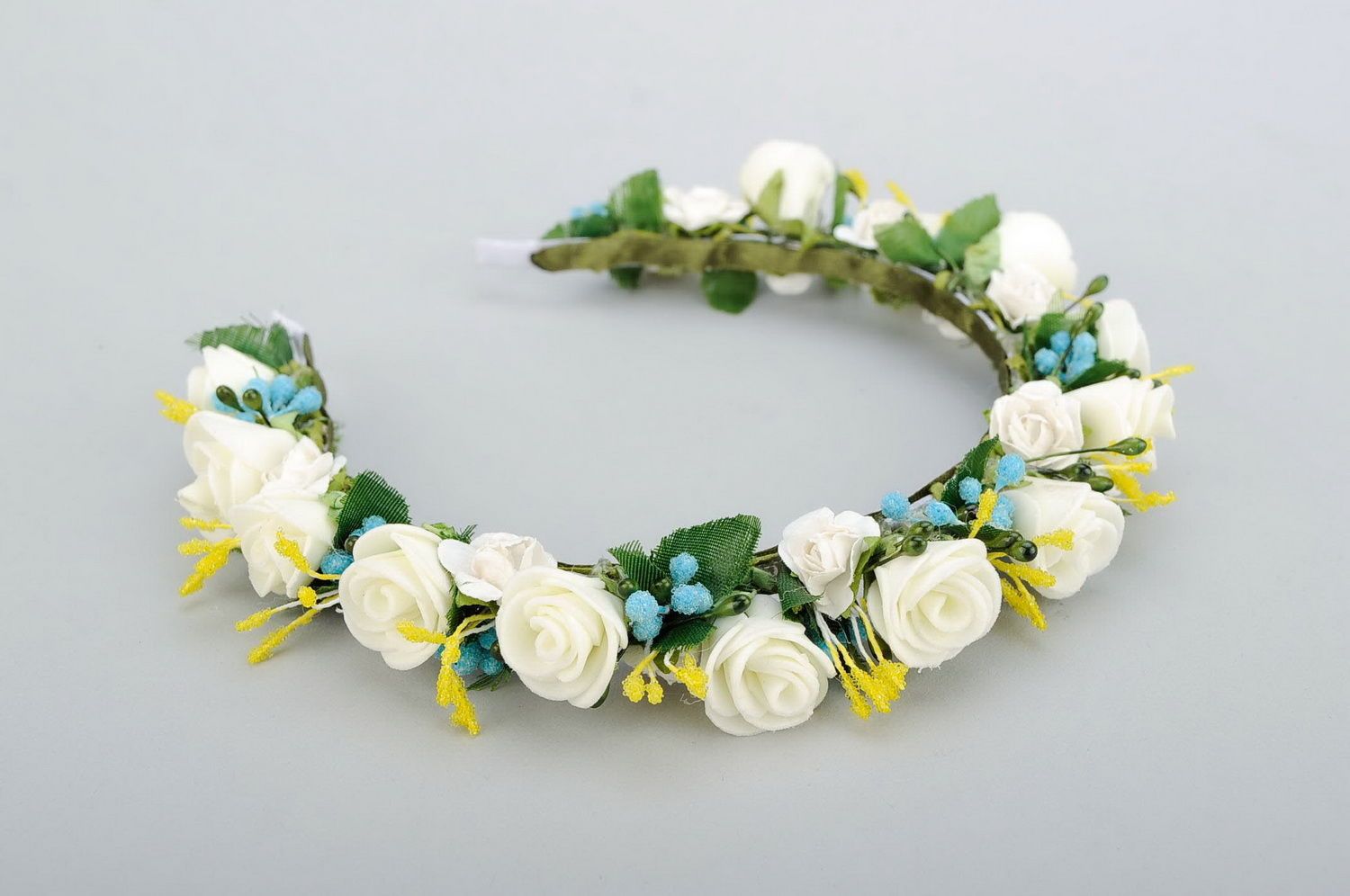 Headband with white and yellow flowers photo 4
