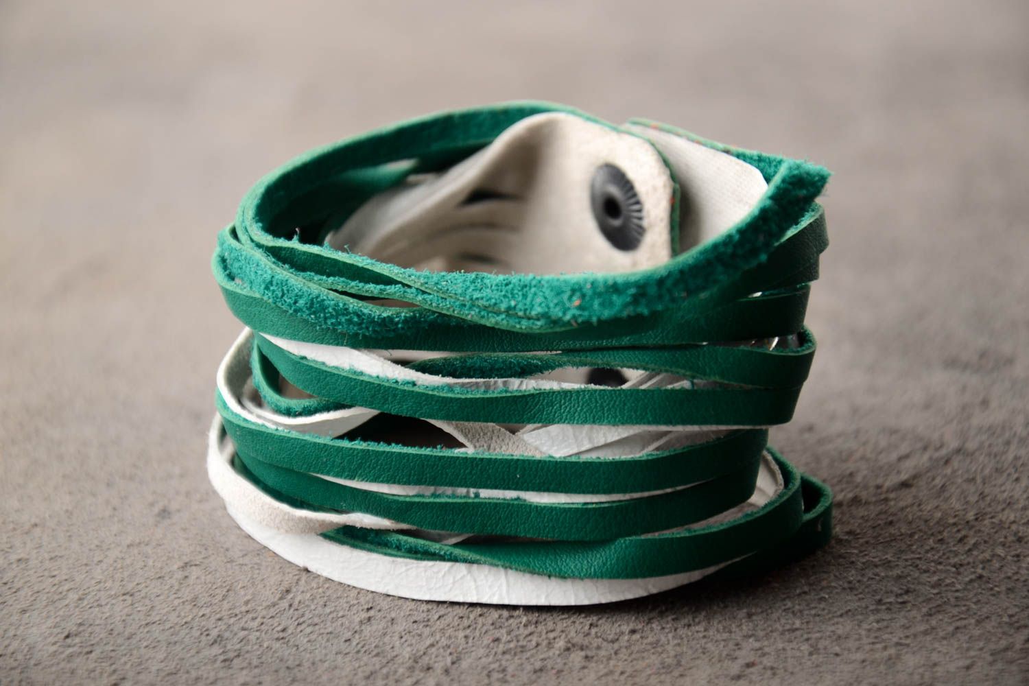 Широкий кожаный браслет ручной работы украшение из кожи браслет на руку зеленый фото 1