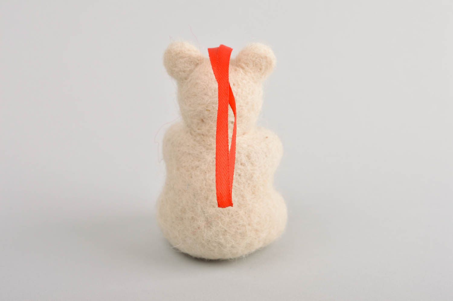 Kuscheltier Eisbär mit Schlaufe handmade Spielzeug aus Wolle Geschenk für Kinder foto 4