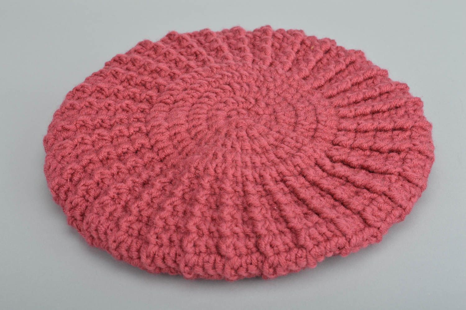 Basco a maglia fatto a mano cappello da bambine originale color ciliegia foto 2