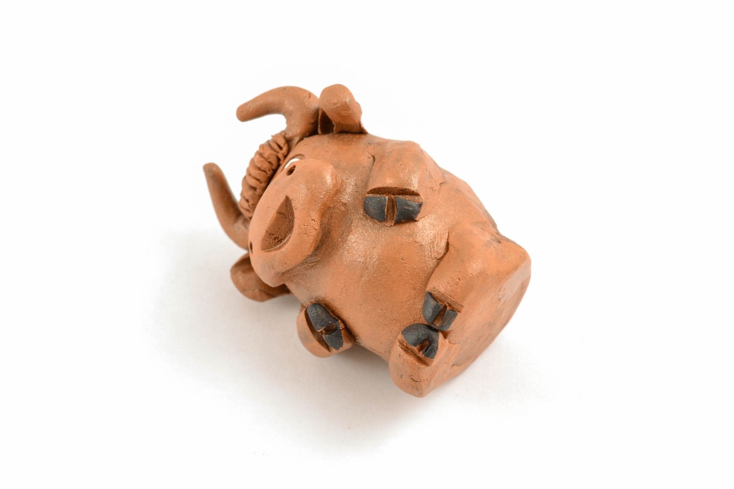 Statuina fatta a mano figurina torello in ceramica souvenir di terracotta foto 4