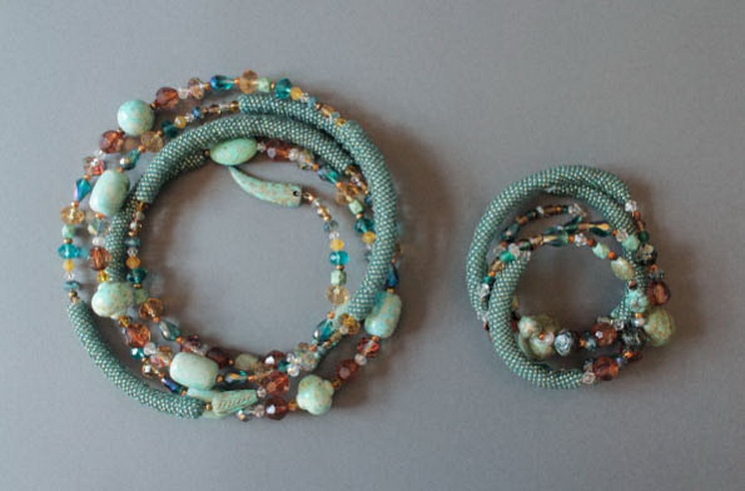 Набор из колье и браслета, изготовленный из бисера с декоративными камнями фото 7