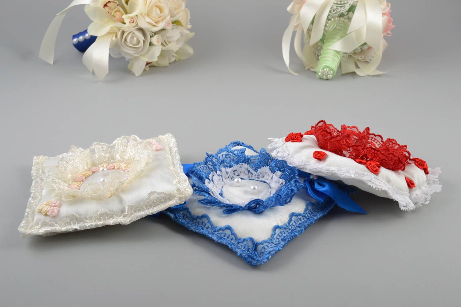 Свадебные подушечки для колец набор из трех штук голубая красная белая хэнд мейд фото 1