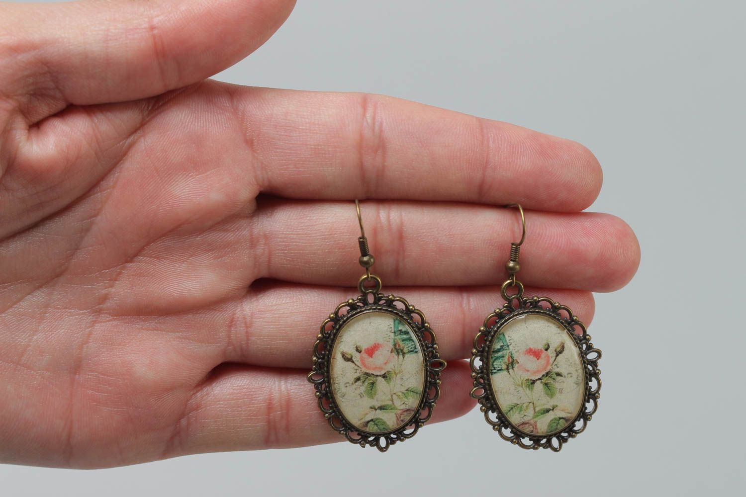 Handmade vintage oval dangling earrings with metal basis and glazed floral print photo 5