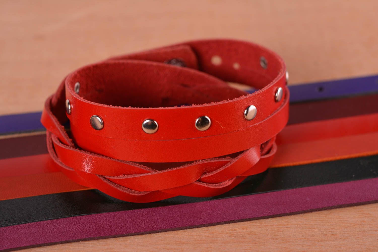 Bracelet cuir Bijou fait main de couleur rouge Accessoire femme cadeau photo 1