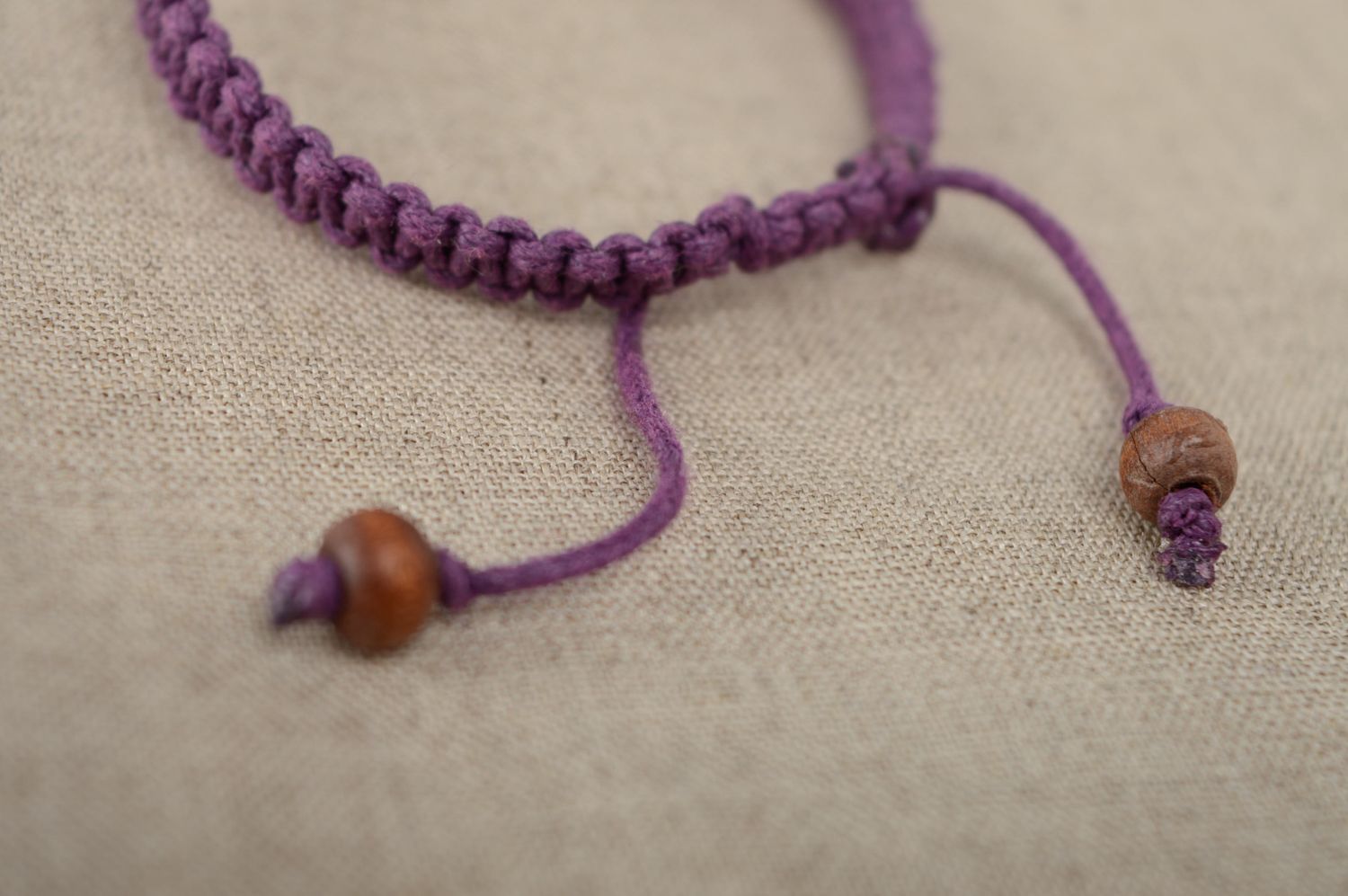 Bracelet en macramé tressé lacet ciré mauve et perles en bois marron fait main photo 4