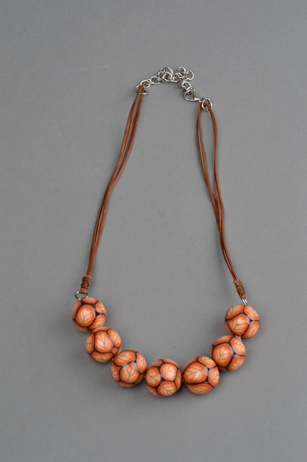 Modische bunte schöne handgemachte Halskette aus Polymerton Herbst Blätter foto 2