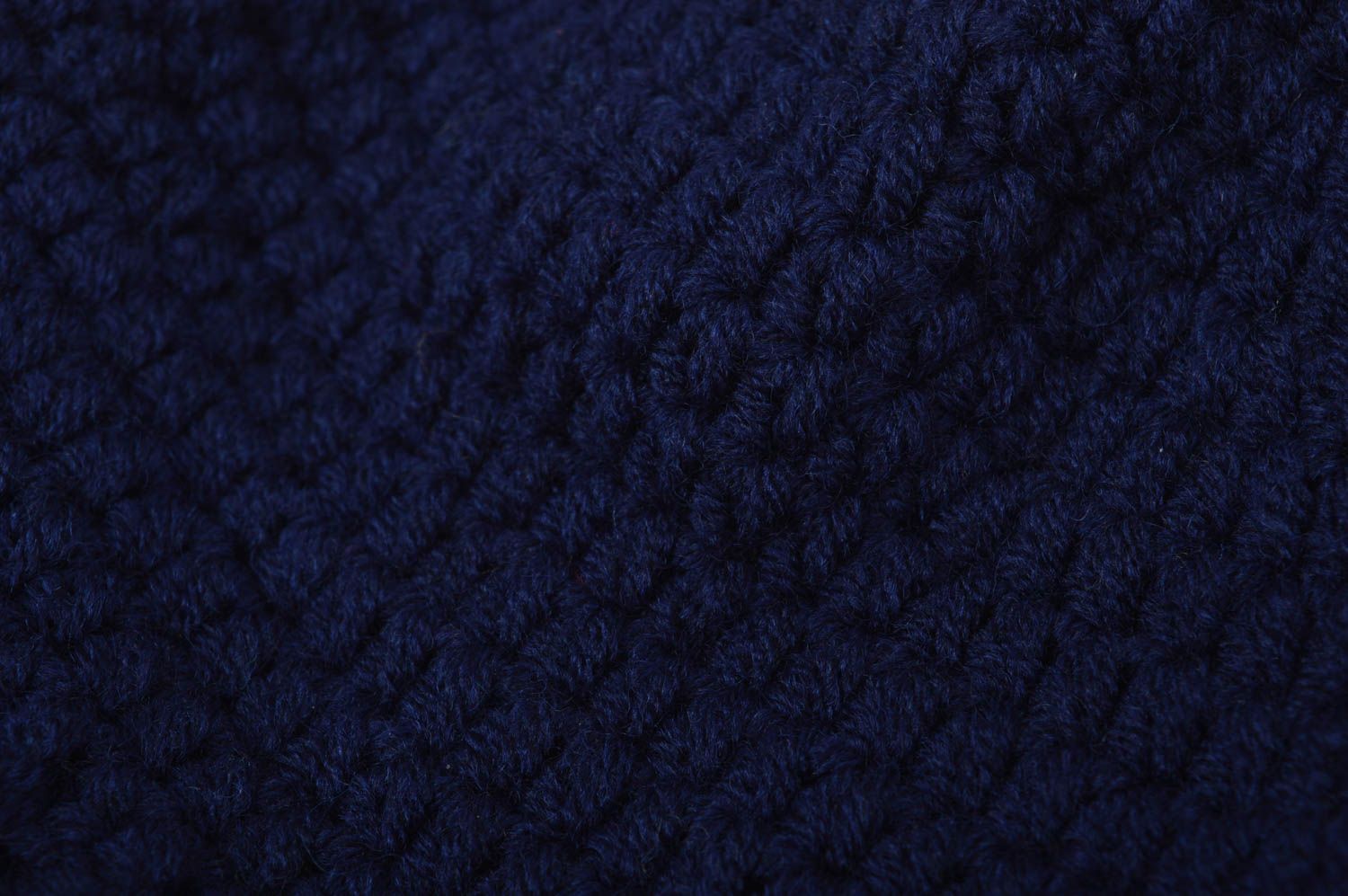 Bonnet tricot Chapeau fait main en bleu foncé Vêtement enfant garçon design photo 4