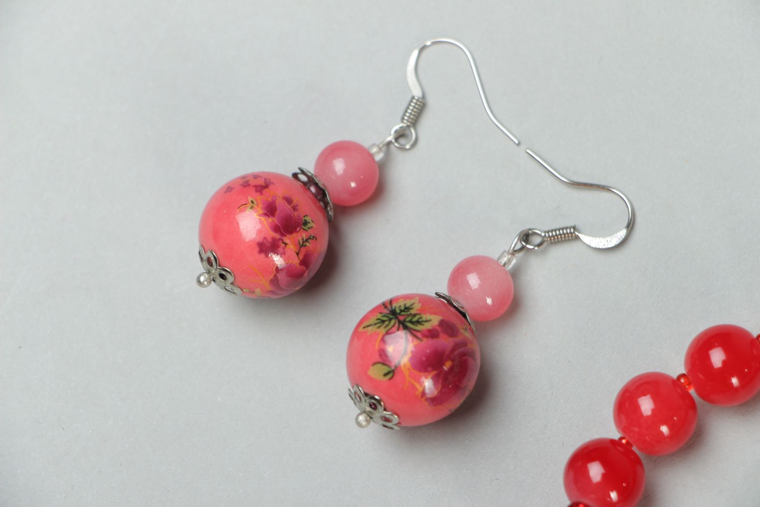 Boucles d'oreilles et bracelet artisanaux rouges avec perles fantaisie photo 2