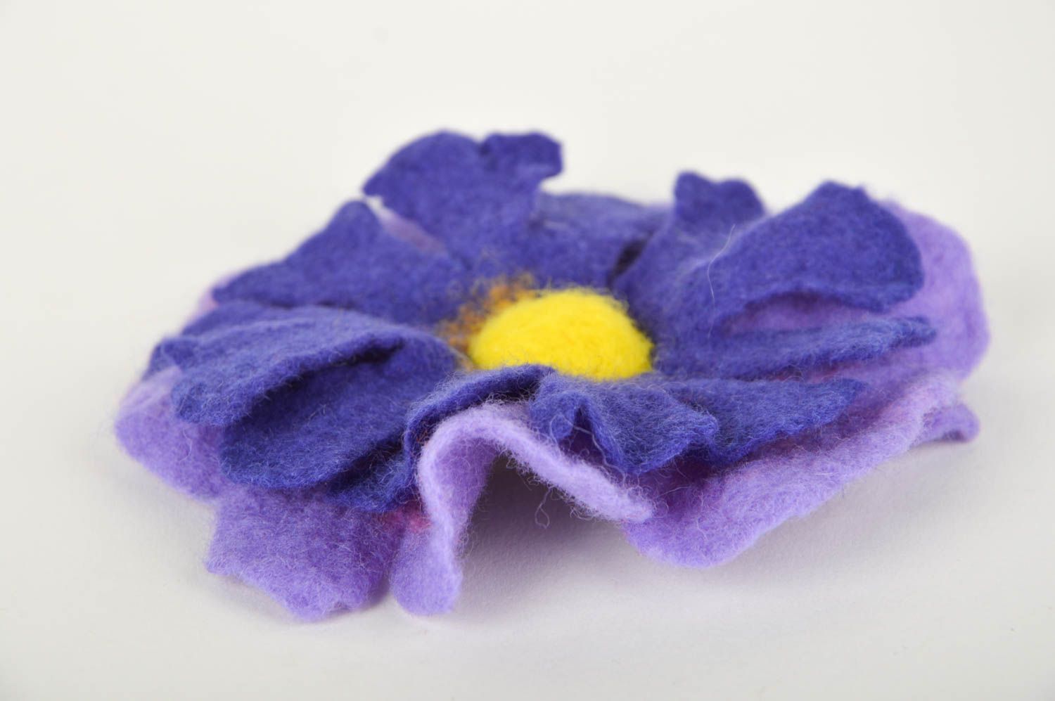Broche fleur violette Bijou fait main en laine naturelle feutrage Cadeau femme photo 3