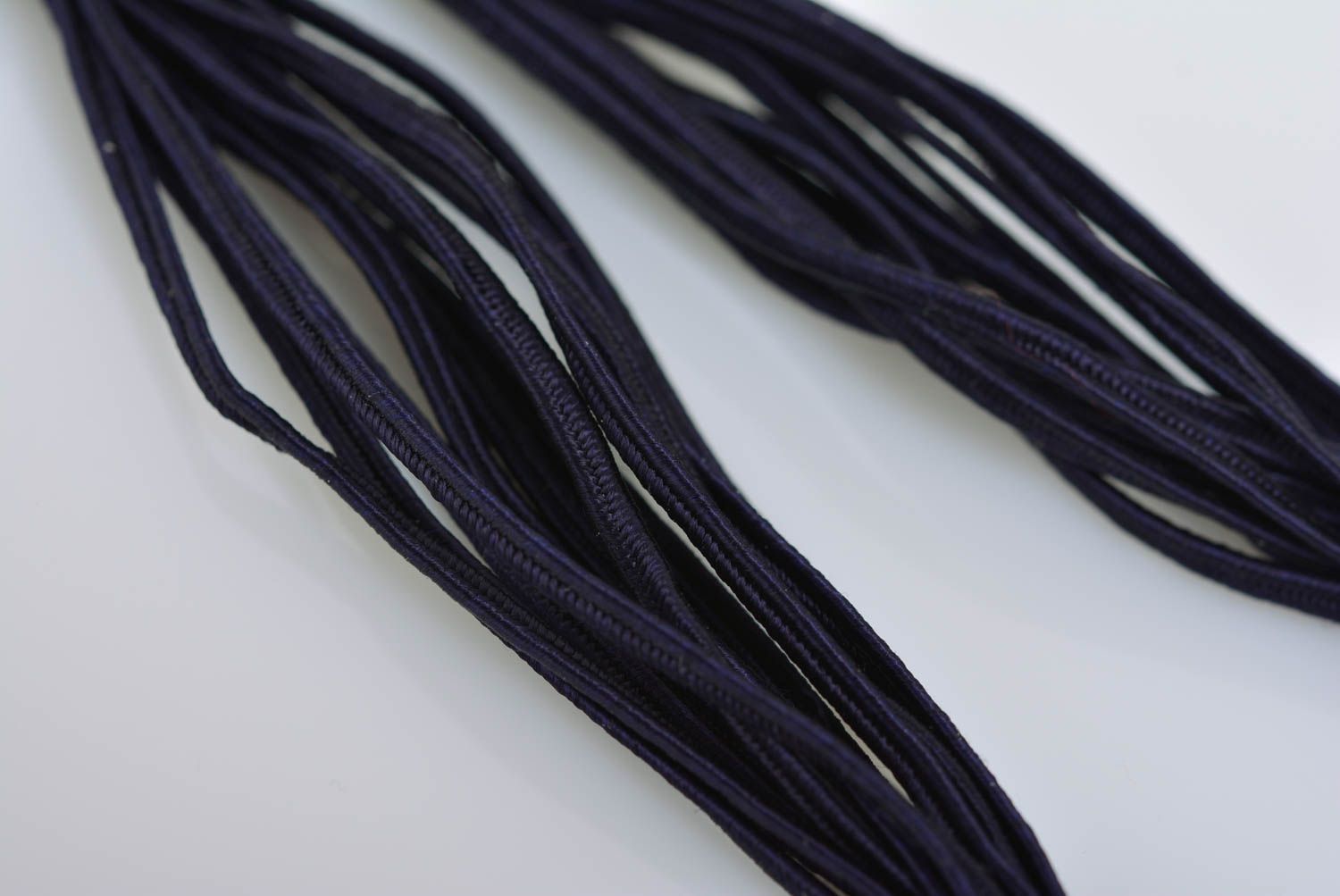 Collar trenzado de cota de malla con cuentas artesanal de colores negro y azul foto 4