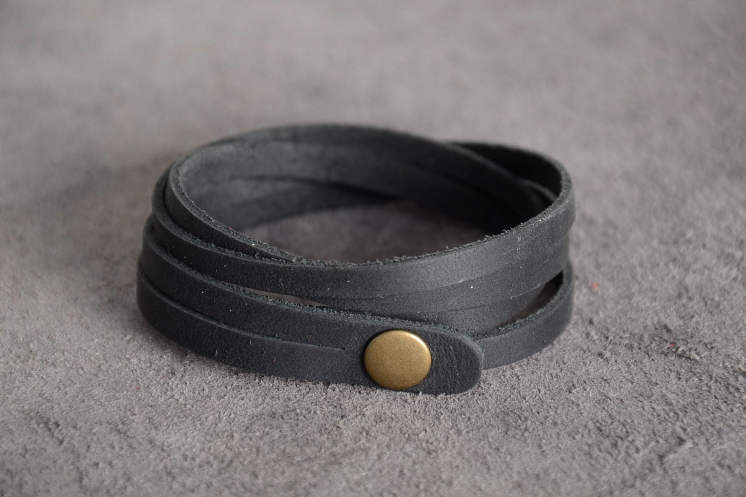 Bracelet multirang en cuir naturel noir fait main design boutons-pression photo 1