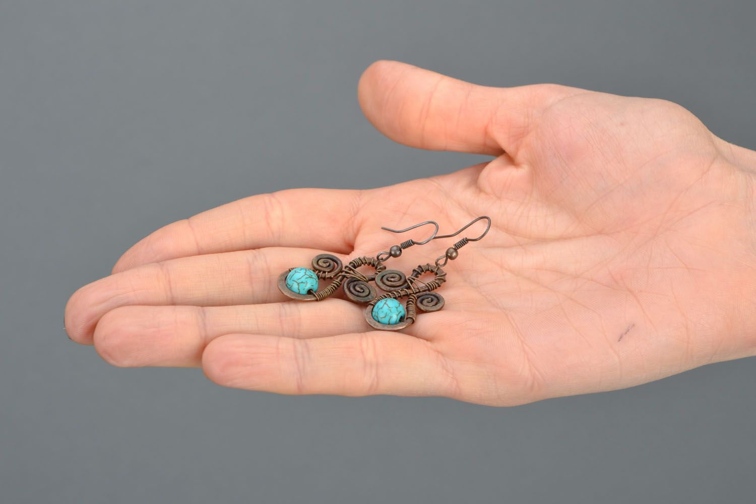Boucles d'oreilles artisanales en bronze et turquoise photo 2