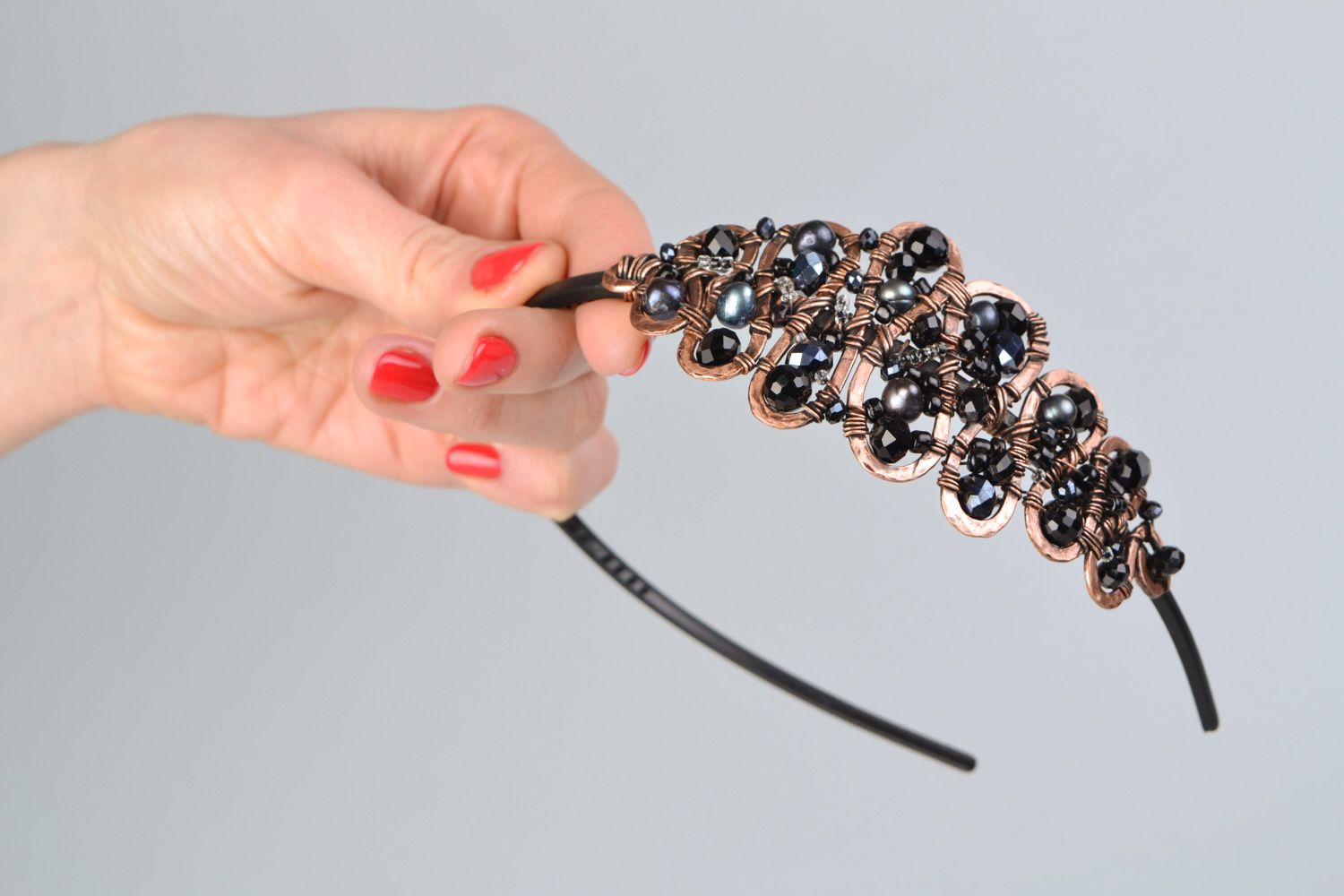 Serre-tête en cuivre fait main wire wrapping avec perles fantaisie noires photo 2