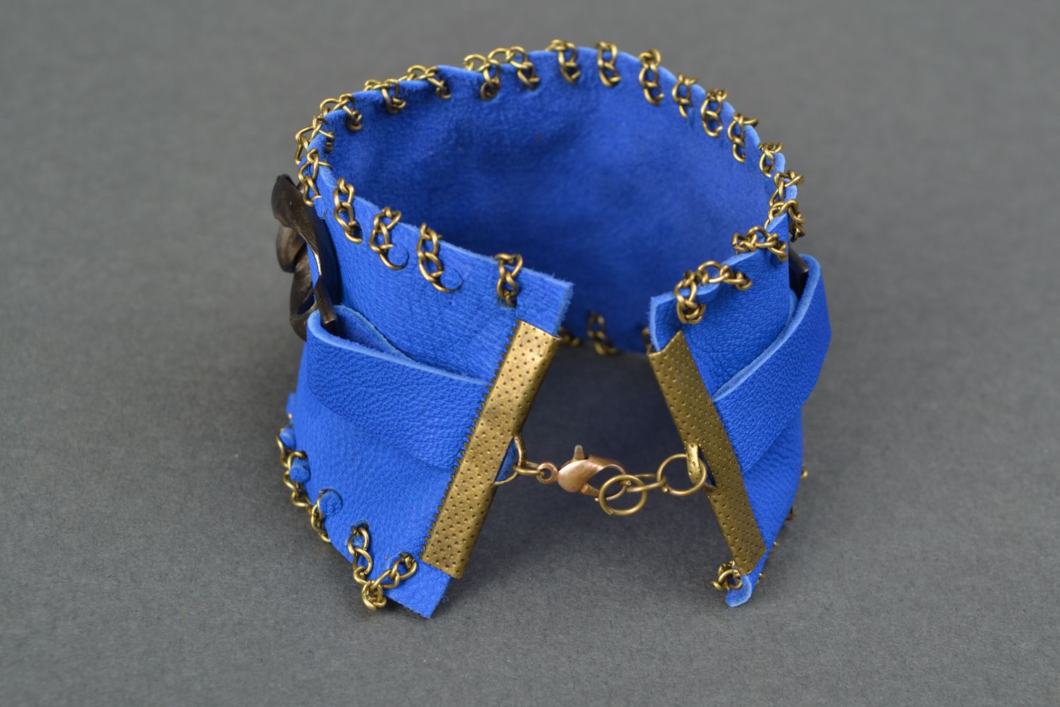Large bracelet en cuir bleu avec chaînettes photo 4
