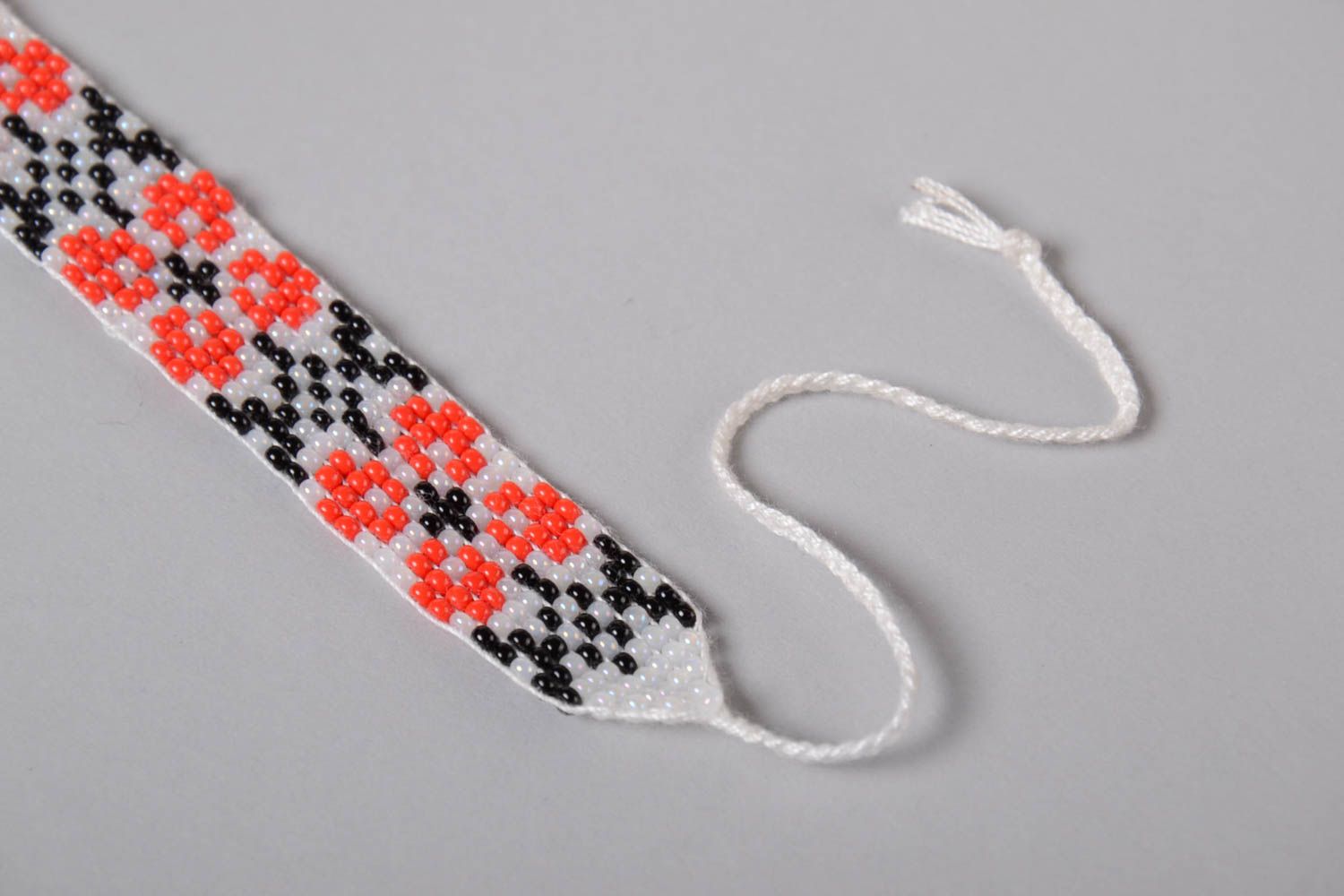 Bracelet en perles de rocaille blanc à motif fait main à nouer style ethnique photo 5