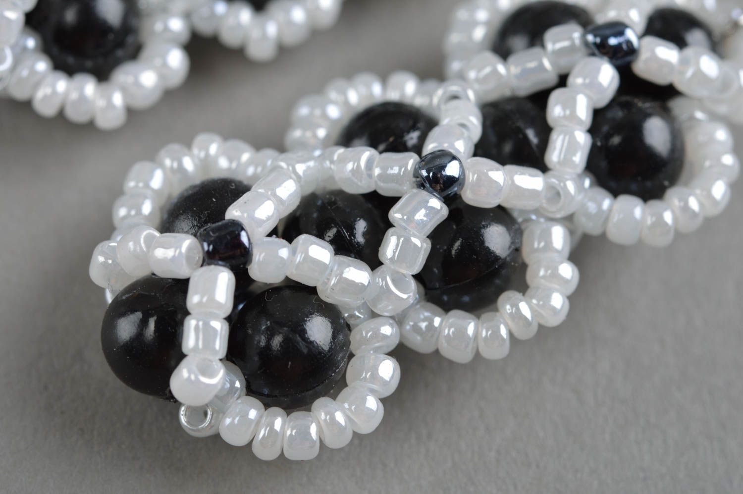 Boucles d'oreilles noir et blanc perles de rocaille perles fantaisie faites main photo 5