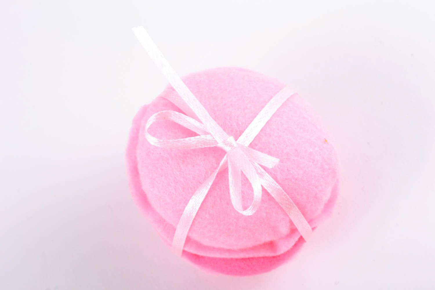 Joli pique-aiguille en feutrine Macaron rose fait main décoration de créateur photo 4