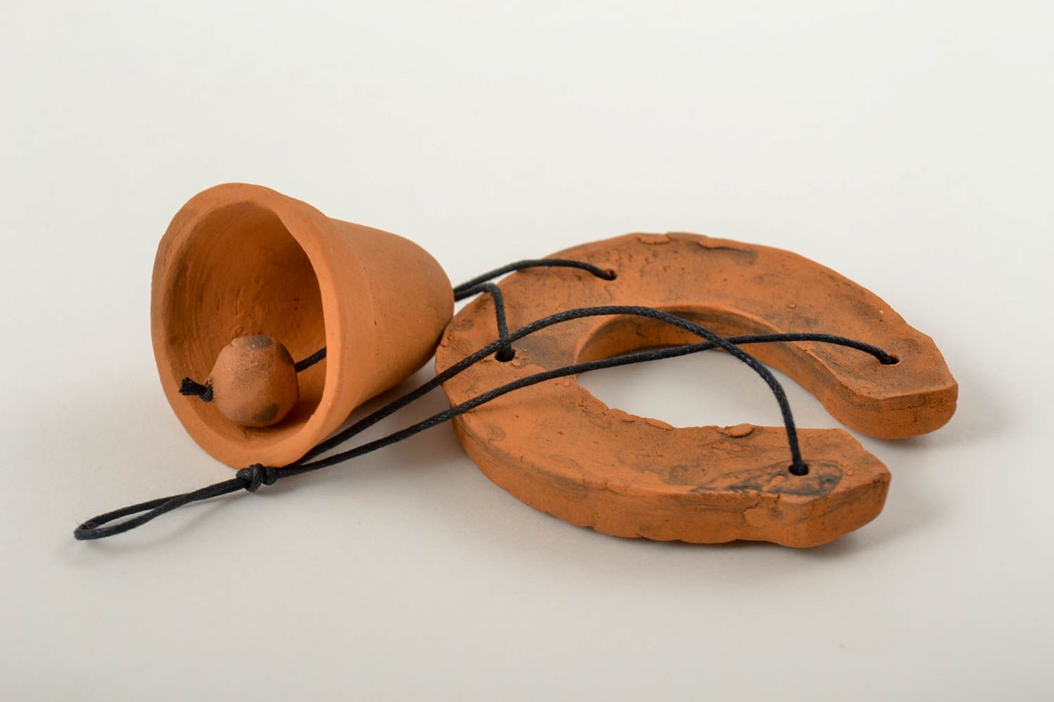 Campanello decorativo fatto a mano e ferro di cavallo in ceramica portafortuna  foto 4