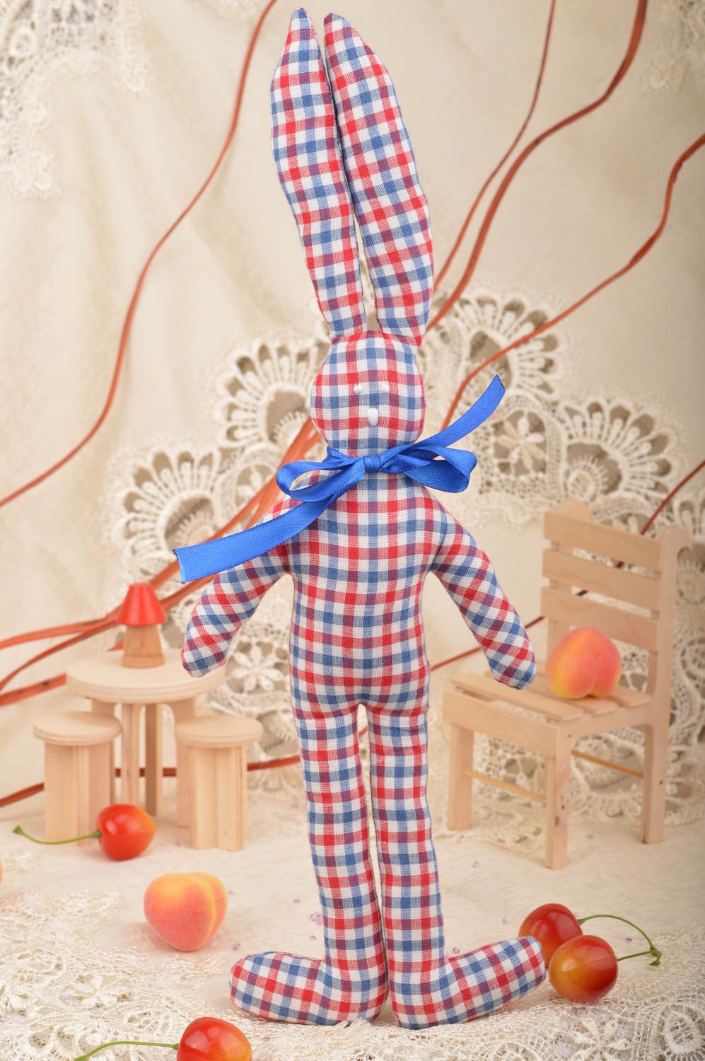 Handgemachtes kuscheliges Spielzeug aus Stoff Hase mit blauer Schleife für Kind foto 1