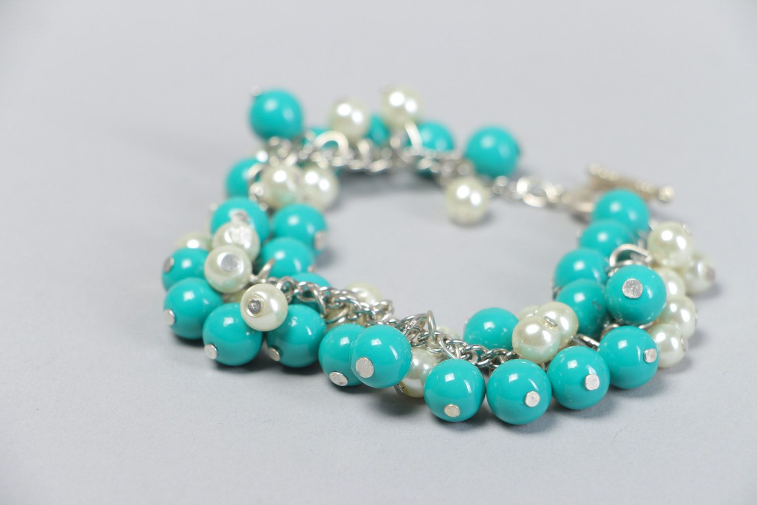 Handmade bright stylish beaded wrist bracelet with charms of turquoise and white colors photo 3