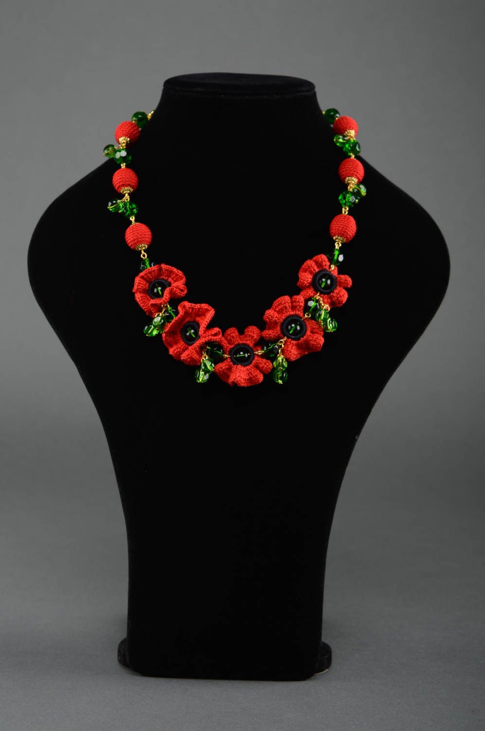 Rote gehäkelte Halskette mit Blumen foto 2