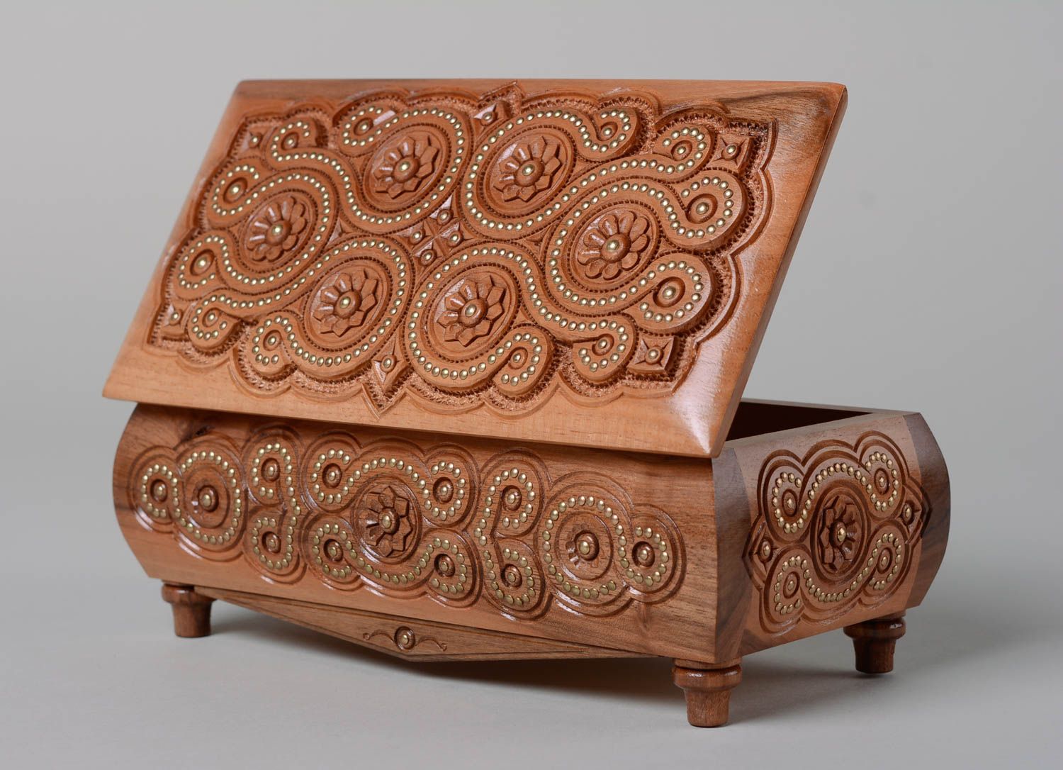 Joyero artesanal tallado de madera con bakuntes incrustados foto 1