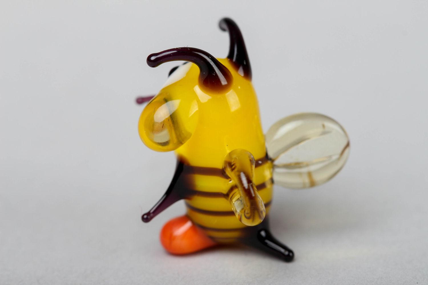Стеклянная маленькая фигурка пчелки в технике лэмпворк фото 2