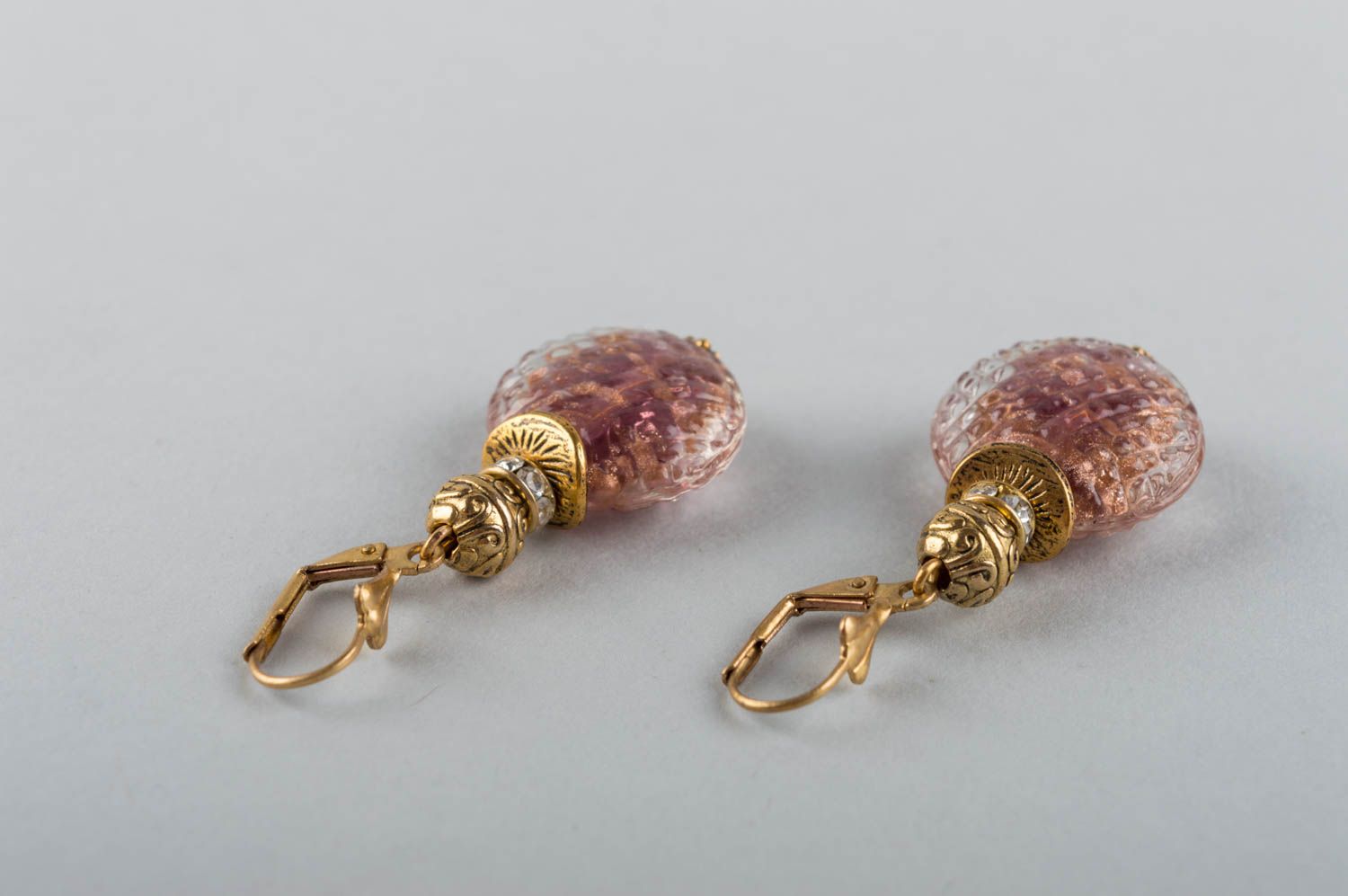Rosafarbige feine handgemachte Ohrringe mit Anhängern aus Glas und Messing foto 3