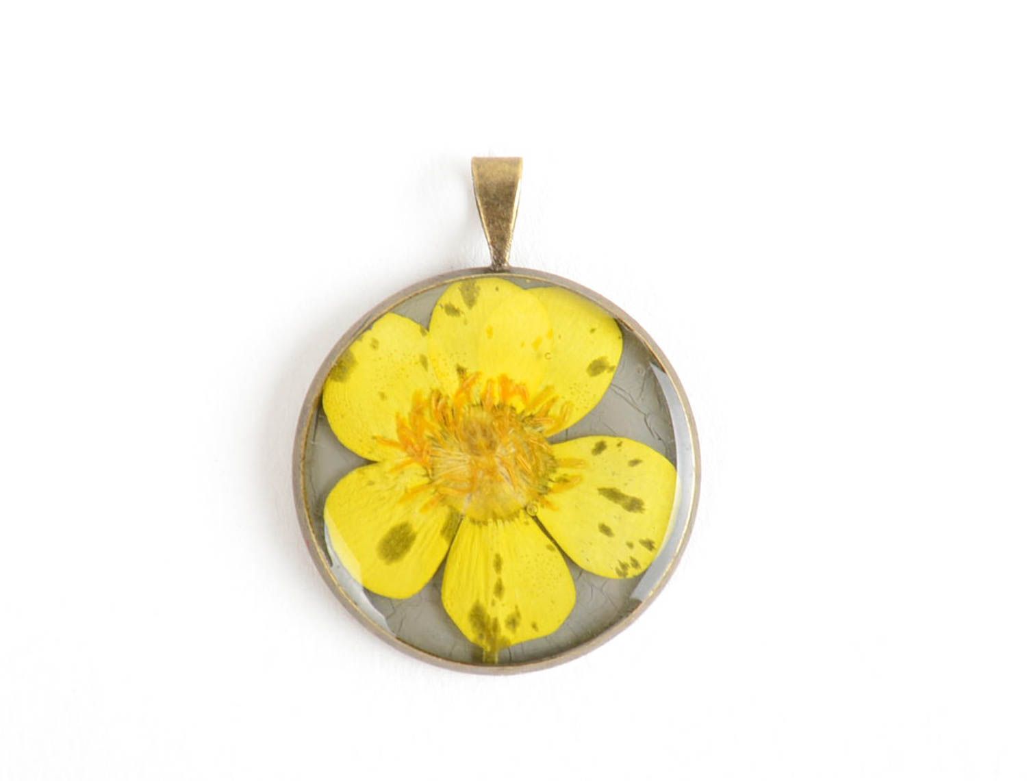Colgante de resina epoxi artesanal con flores secadas dentro amarillo redondo foto 4