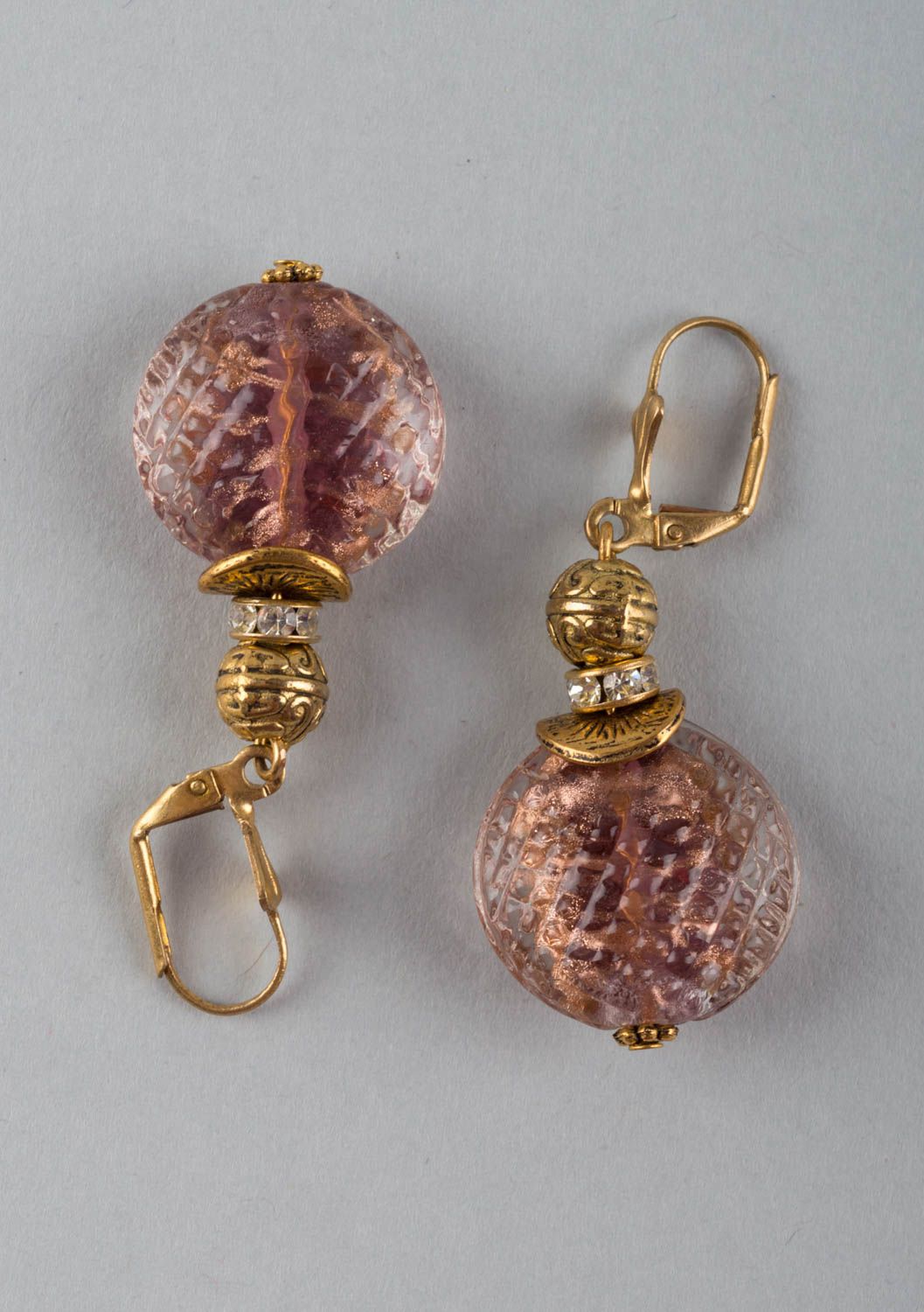 Rosafarbige feine handgemachte Ohrringe mit Anhängern aus Glas und Messing foto 5