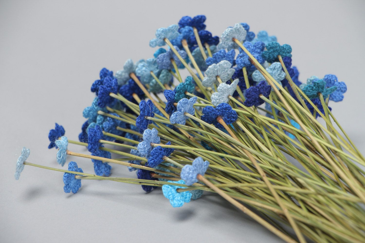 Bouquet de fleurs artificielles tricotées au crochet bleues faites main photo 4