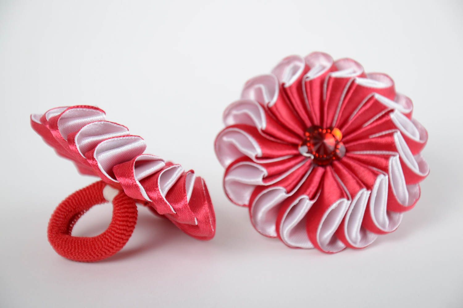 Schöne rote Haargummis mit Blumen aus Atlasbändern handmade Schmuck Set 2 foto 2