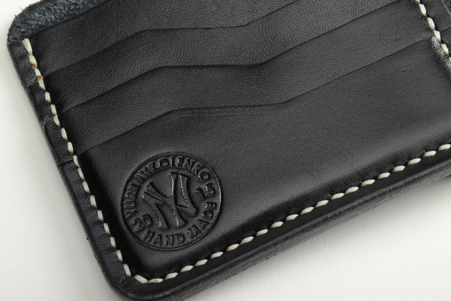 Handgemachte Geldbörse aus Leder in Schwarz elegant künstlerisch für Mann foto 4