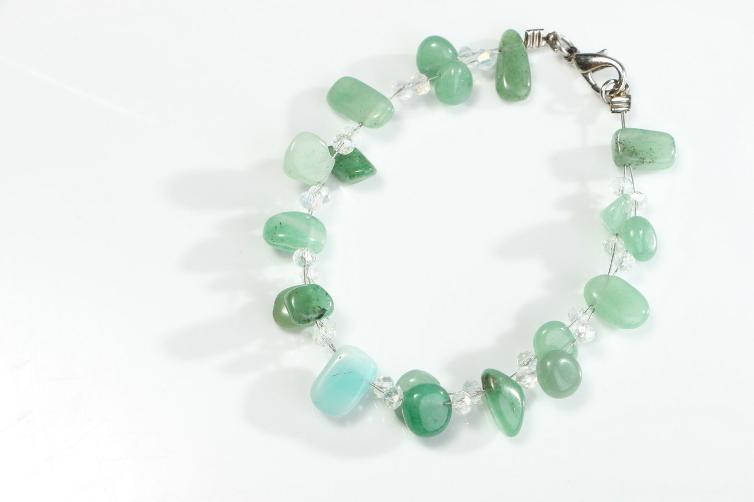 Pulsera artesanal con jade y cristal foto 1