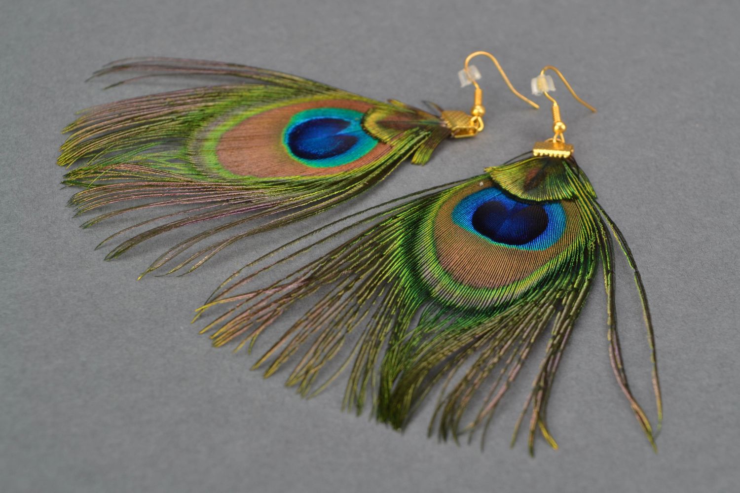 Pendientes hechos a mano de plumas de pavo real foto 4