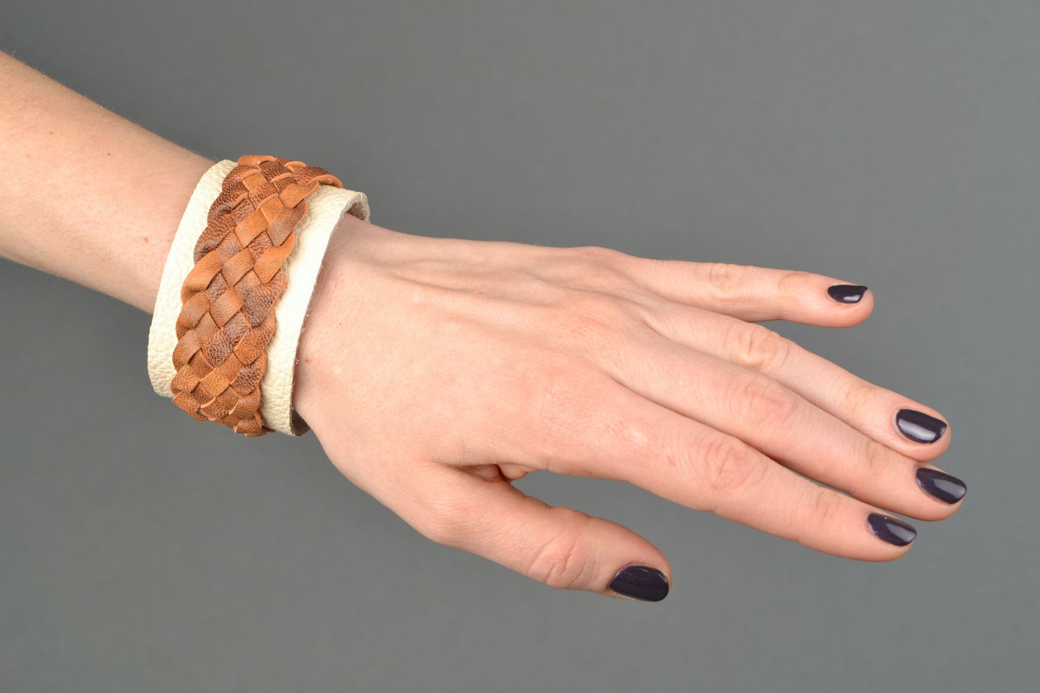 Bracelet en cuir naturel avec éléments tressés fait main photo 2