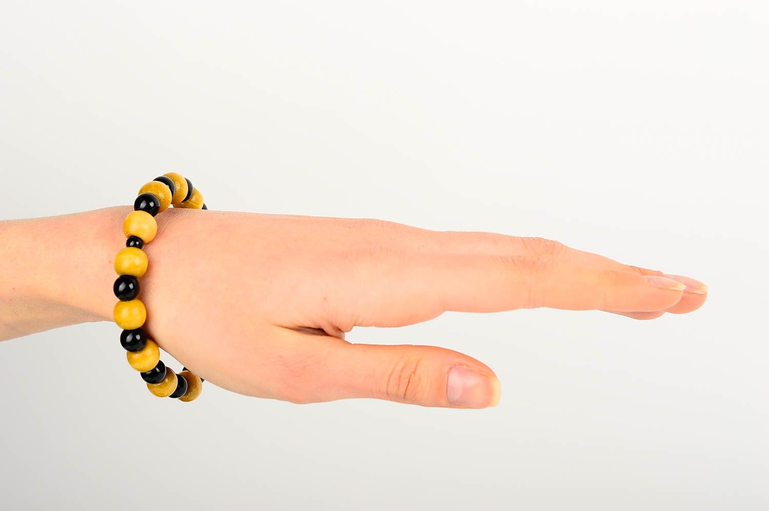Bracelet design Bijou fait main jaune et noir en bois Accessoire femme cadeau photo 2