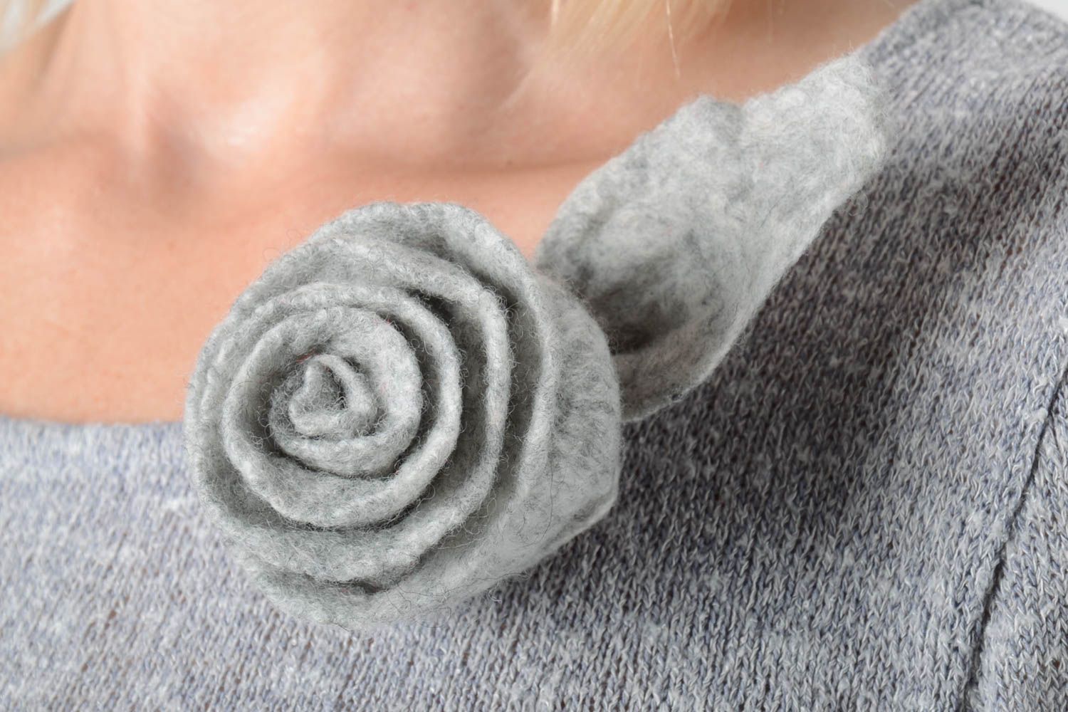Handmade Brosche Rose gefilzter Schmuck Accessoire für Frauen originell grau foto 2