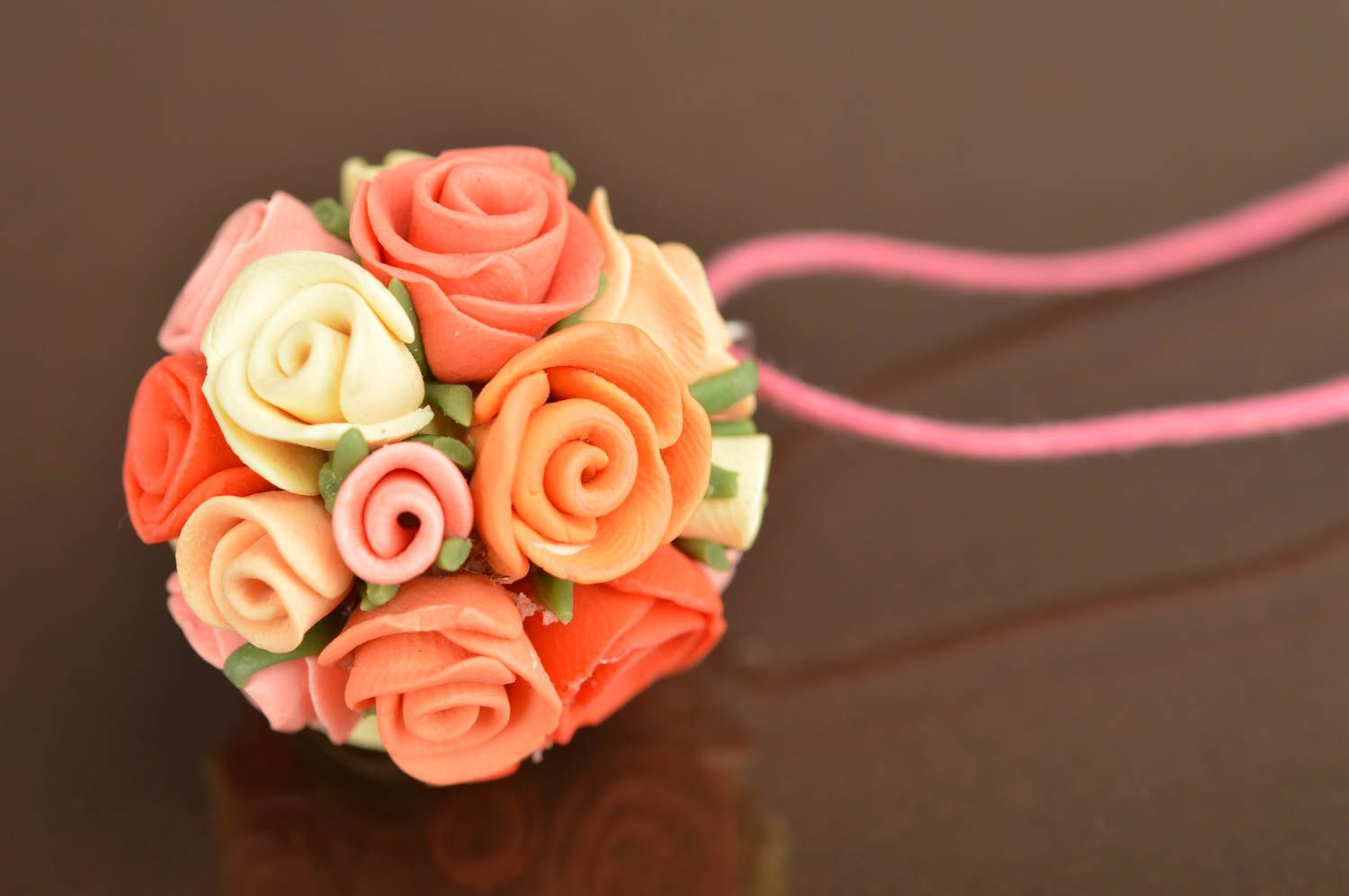Handgemachter Blumen Anhänger aus Polymer Ton in Orange an Schnur mit Rosen foto 5