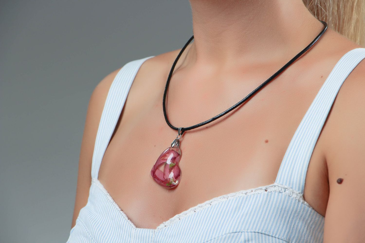 Pendant made from epoxy and rose petals photo 4